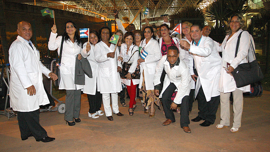 Mais 215 profissionais cubanos que participarão do programa Mais Médicos desembarcaram na quarta-feira em Brasília
