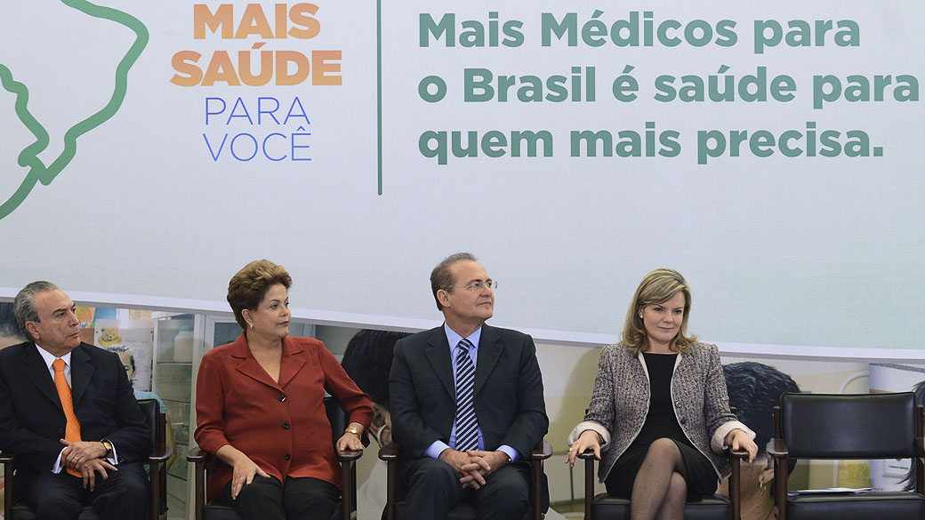 Presidente Dilma Rousseff sanciona a lei do Mais Médicos, que garante a contratação de profissionais brasileiros e estrangeiros para atuar no Sistema Único de Saúde (SUS)