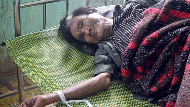 Ho Van Thanh, de 82 anos, recebe tratamento após viver 40 anos na selva vietnamita. Ele caçava animais e comia frutas para sobreviver.