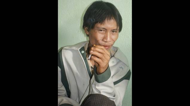 Ho Van Lang, de 42 anos, fuma um cigarro após ser resgatado da selva vietnamita
