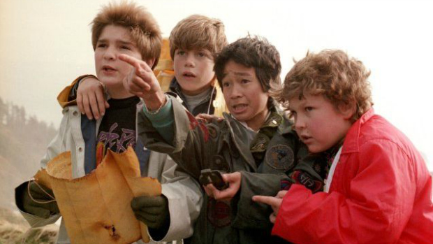 Sean Astin, como Mikey (segundo da esquerda para a direta), em Os Goonies