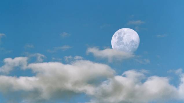 <p>Uma vista incomum de um alinhamento astronômico durante o dia, capturada na Argentina. A imagem retrata o momento logo antes de Júpiter ser ocultado pela Lua. O planeta pode ser visto como um ponto brilhante do lado direito da Lua</p>