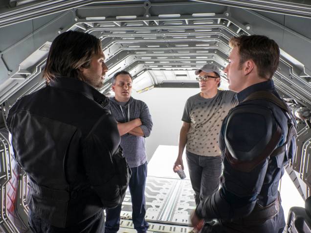 Sebastian Stan (Soldado Invernal) e Chris Evans (Capitão América) conversam com os diretores Joe e Anthony Russo nos bastidores de Guerra Civil