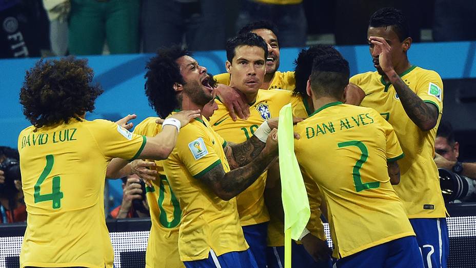 Jogadores do Brasil comemoram a vitória sobre a Croácia no jogo de estreia da Copa do Mundo, no Itaquerão em São Paulo