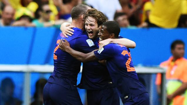 Jogadores da Holanda comemoram o segundo gol contra o Brasil, no Mané Garrincha em Brasília