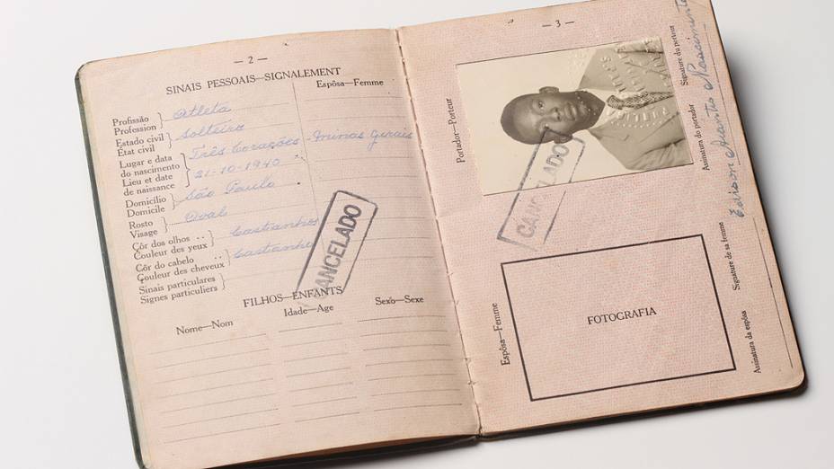 Objetos do acervo pessoal de Pelé no livro As joias do rei, de Celso de Campos Jr. Na imagem, o segundo passaporte de Pelé