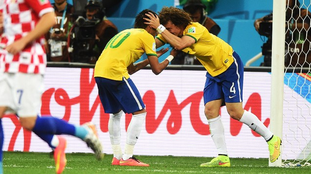 David Luiz se desculpa com Neymar após lance no jogo contra a Croácia no Itaquerão, em São Paulo