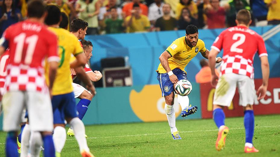 Hulk cruza a bola no jogo contra a Croácia em Itaquerão, em São Paulo