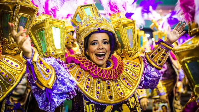 Desfile da escola de samba Beija Flor pelo Grupo Especial do Carnaval do Rio de Janeiro, no Sambódromo da Marquês de Sapucaí, no Rio de Janeiro, na madrugada deste domingo (3)