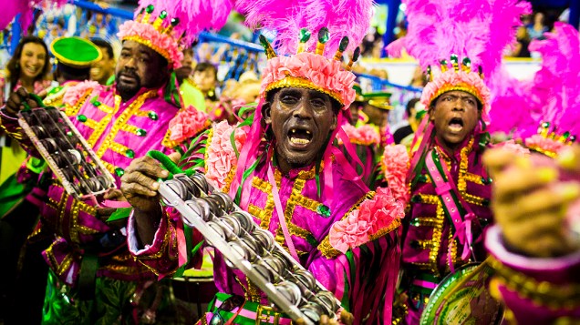 Desfile da escola de samba Mangueira pelo Grupo Especial do Carnaval do Rio de Janeiro, no Sambódromo da Marquês de Sapucaí, no Rio de Janeiro, na madrugada deste domingo (3)