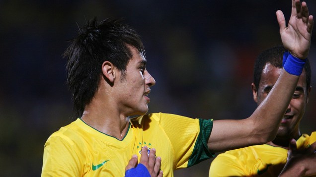 Neymar comemora gol no amistoso contra a China, dançando a música do "Camaro Amarelo", da dupla Munhoz & Mariano
