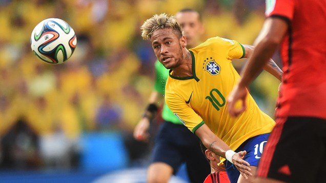 Thiago Silva cabeceia a bola contra o gol do México no Castelão, em Fortaleza