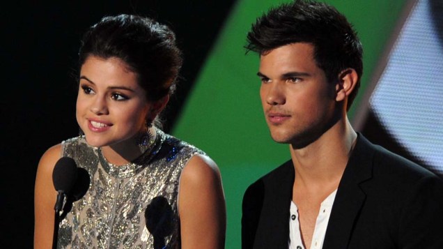 Selena Gomez e Taylor Lautner, em premiação, nos Estados Unidos
