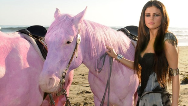 Cena do clipe "Love You Like a Love Song", de Selena Gomez