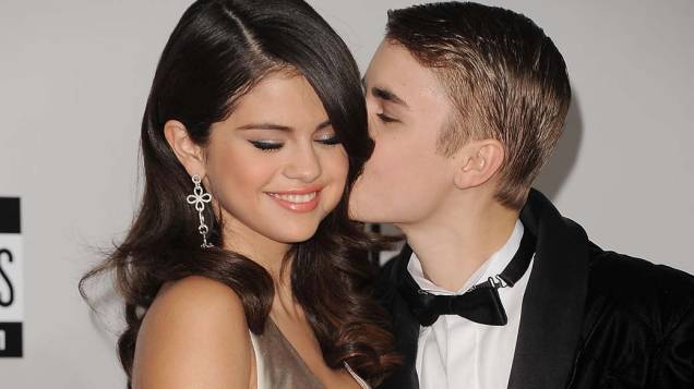 Selena Gomez e Justin Bieber durante o American Music Awards 2011 em Los Angeles, Califórnia