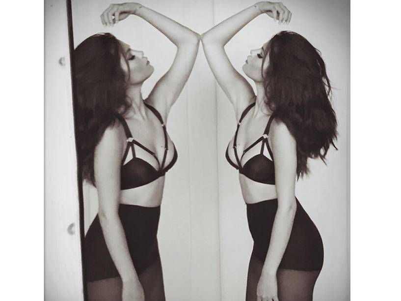 Selena Gomez posta foto de lingerie para divulgar disco Revival