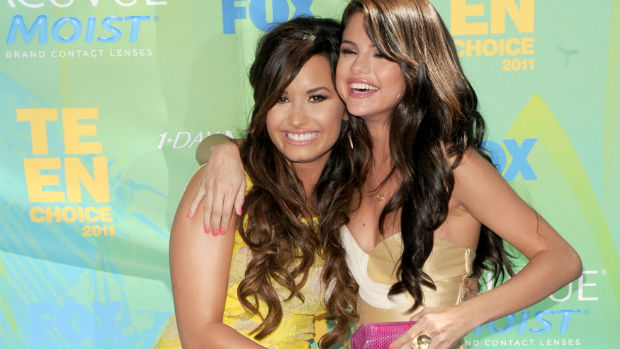 Demi Lovato com a amiga Selena Gomez, em 2010