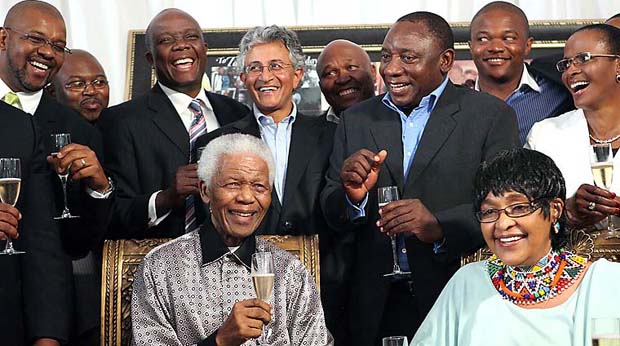 2010 - Nelson Mandela comemorou os 20 anos de sua libertação da prisão com um jantar particular. O líder africano ficou preso durante o regime do apartheid por 27 anos
