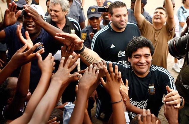 Técnico da seleção argentina de futebol, Diego Maradona brincou com crianças na África do Sul