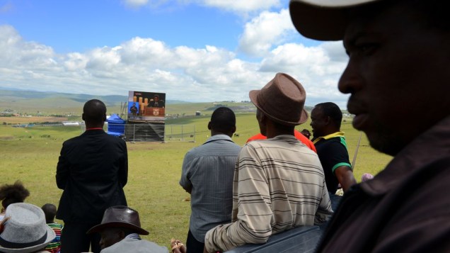 Moradores da região assistem, em um telão, ao sepultamento de Nelson Mandela em Qunu, África do Sul