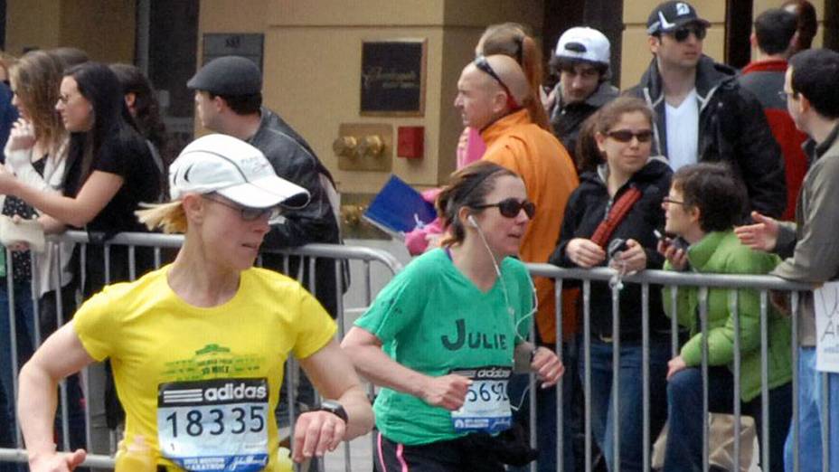 Fotos divulgadas pela agência AP neste final de semana mostram os dois suspeitos durante a prova da Maratona de Boston, na última segunda-feira, cerca de 20 minutos antes das explosões que mataram três pessoas e feriram quase 200