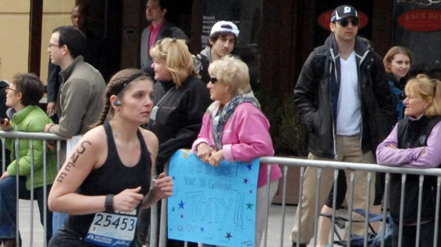 Fotos divulgadas pela agência AP neste final de semana mostram os dois suspeitos durante a prova da Maratona de Boston, na última segunda-feira, cerca de 20 minutos antes das explosões que mataram três pessoas e feriram quase 200