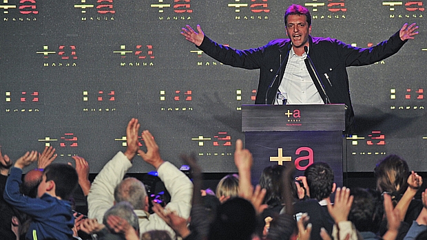O líder opositor Sergio Massa comemora vitória sobre Cristina Kirchner nas primárias legislativas da Argentina