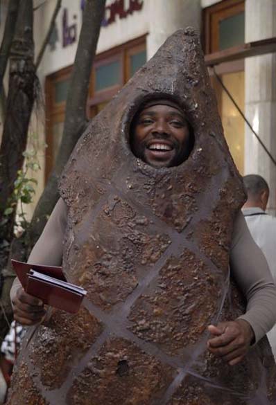 Jurandir vestido de quibe por um serviço: ele é um figura e Sueli não quer retomar o casamento, mas sempre vive um revival com o ex