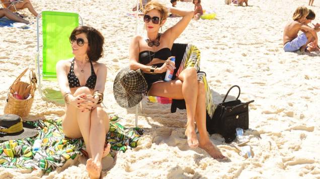 As amigas fazem quase tudo juntas, como ir à praia As amigas fazem quase tudo juntas, como ir à praia