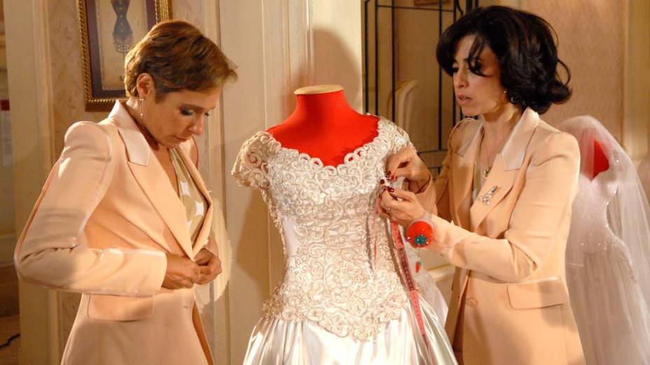 Fátima e Sueli trabalham numa loja de vestidos de noiva. A proximidade com os vestidos é uma ironia, já que as duas não conseguem ter um relacionamento sério