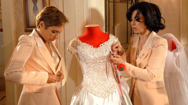 Fátima e Sueli trabalham numa loja de vestidos de noiva. A proximidade com os vestidos é uma ironia, já que as duas não conseguem ter um relacionamento sério Fátima e Sueli trabalham numa loja de vestidos de noiva. A proximidade com os vestidos é uma ironia, já que as duas não conseguem ter um relacionamento sério