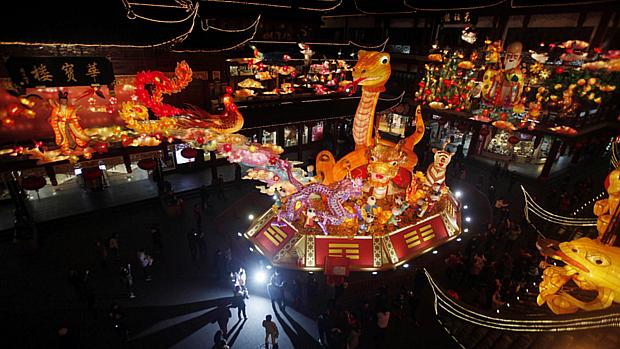 Loja em Xangai é decorada com serpentes luminosas