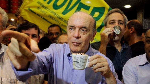 O candidato à prefeitura de São Paulo pelo PSDB, José Serra, toma café em padaria no centro no primeiro dia de sua campanha eleitoral em São Paulo