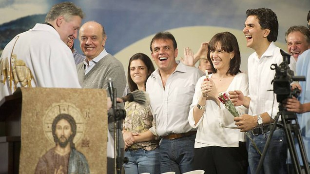 Os candidatos José Serra e Gabriel Chalita se encontram em missa celebrada pelo padre Marcelo Rossi, em 04/10/2012