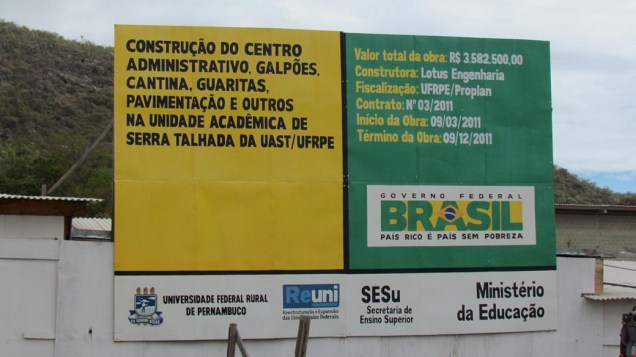Foto tirada no início do mês de junho por um professor do campus da Universidade Federal Rural de Pernambuco (UFRPE) em Serra Talhada mostra o atraso na entrega da obra