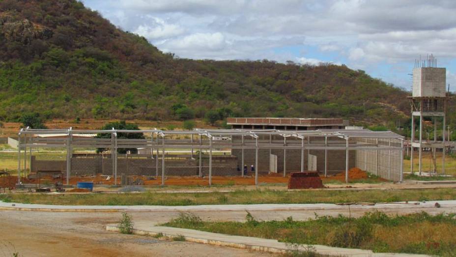 Foto tirada no início do mês de junho por um professor do campus da Universidade Federal Rural de Pernambuco (UFRPE) em Serra Talhada mostra uma das obras paralisadas do local