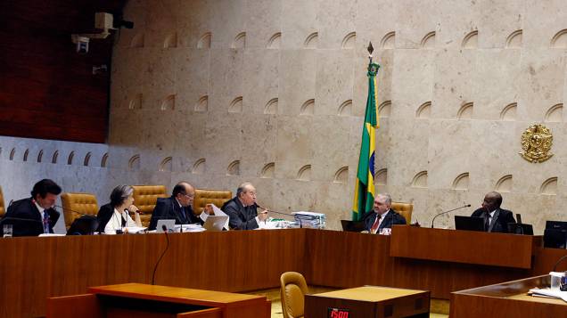 Ministros do STF durante a primeira sessão do julgamento do mensalão presidida por Joaquim Barbosa