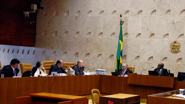Ministros do STF durante a primeira sessão do julgamento do mensalão presidida por Joaquim Barbosa