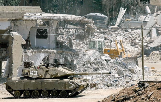 Tanque israelense cerca o complexo administrativo de Yasser Arafat, em junho de 2002. Operação foi ordenada por Sharon durante a Segunda Intifada