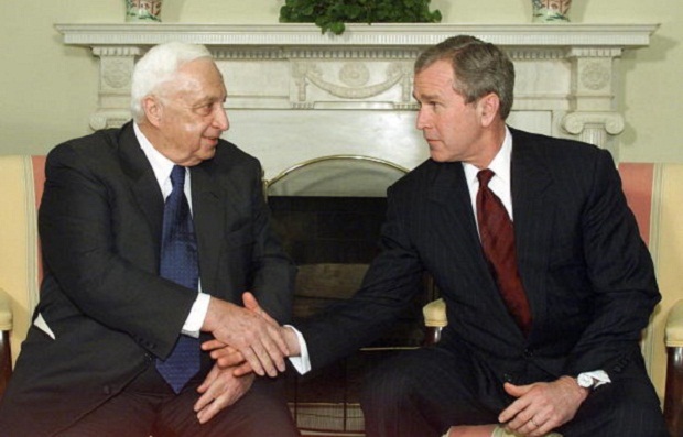 Sharon na Casa Branca em 2001 com o então presidente George W. Bush, selando o início de uma relação que seria extremamente valiosa para os interesses do israelense