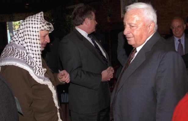 Sharon, à época em que era ministro das Relações Exteriores, se encontra com o palestino Yasser Arafat em 1998