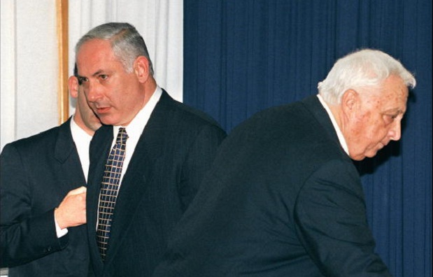 Ariel Sharon e Benjamin "Bibi" Netanyahu, seu rival no Likud, em foto de 1997