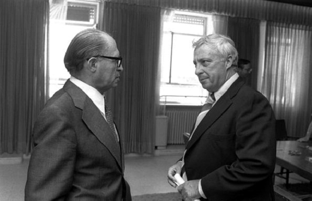 O então ministro da Agricultura Ariel Sharon ao lado do primeiro-ministro e aliado Menachem Begin, em foto de 1977