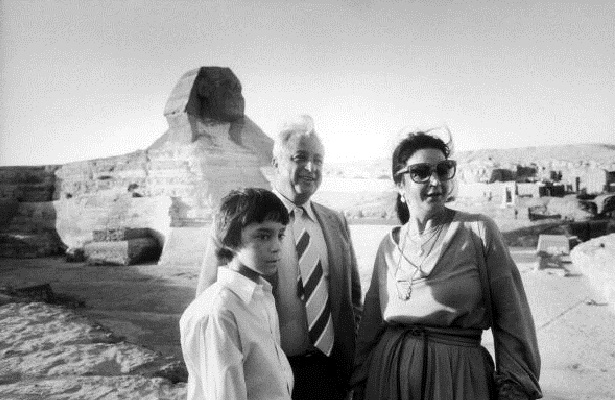 Sharon e sua mulher, Lily, em visita ao Cairo em 1979