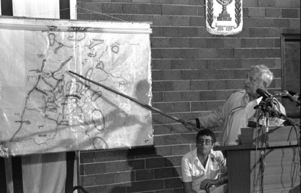 O ministro da Defesa Ariel Sharon explica os planos para o Líbano durante a guerra de 1982