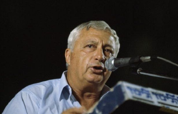 Sharon em 1987, época em que comandava o ministério da Indústria e Comércio de Israel