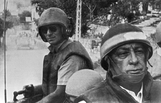 Sharon em um veículo blindado durante a invasão do Líbano pelas forças israelenses, em 1982, quando ele comandava a pasta da Defesa. A guerra teria consequências profundas na região