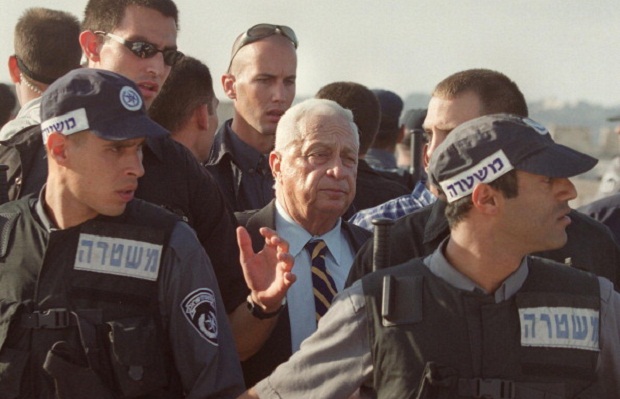 Acompanhado de aparato de segurança, Ariel Sharon visita a Esplanada das Mesquitas em Jerusalém no dia 28 de setembro de 2000. A provocação acabou despertando a ira dos palestinos, que usaram o episódio como justificativa para lançar a Segunda Intifada