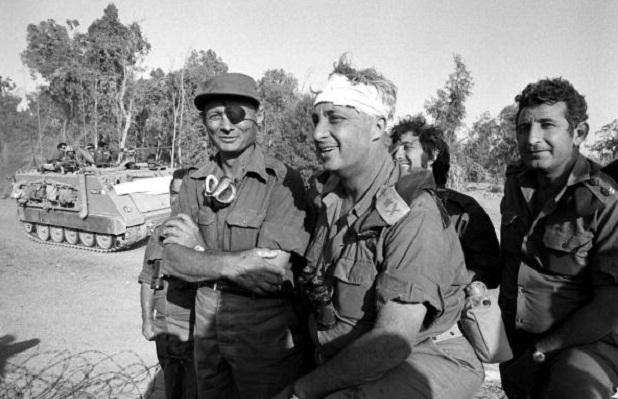 Sharon e o então ministro da defesa Moshe Dayan durante a guerra do Yom Kippur, em 1973. O conflito tornaria Sharon um herói popular em Israel