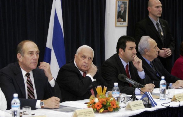 Sharon em reunião com gabinete em 2005. Do seu lado direito está Ehud Olmert. À esquerda, Shimon Peres